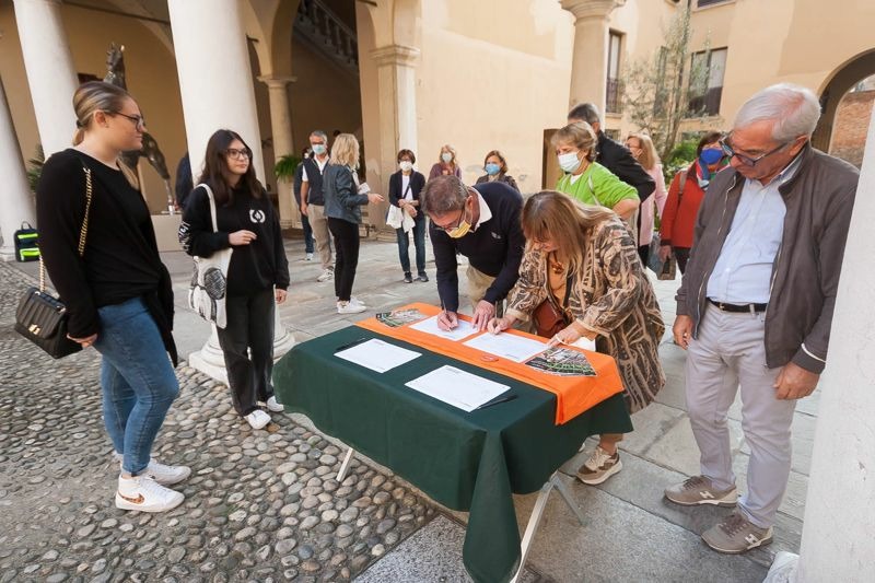 Cremona Sera In Tanti Per Ammirare Con Il Fai La Meraviglia Di