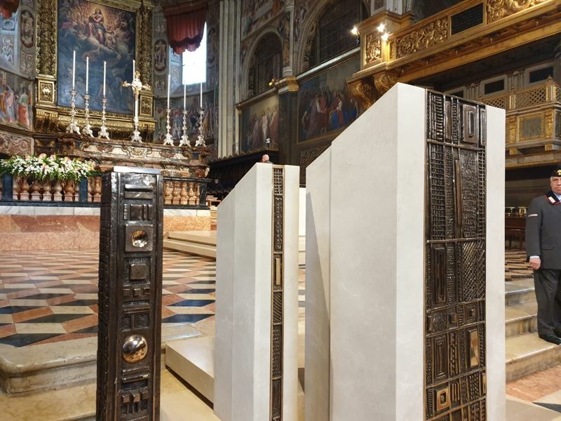 Cremona Sera Il nuovo presbiterio del Duomo svelato ai fedeli è una