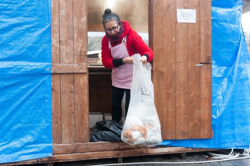 Cremona Sera Le Casette In Piazza Roma Sono Un Flop Scarsa